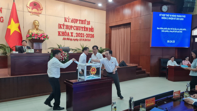 Đại biểu bỏ phiếu bầu chức danh Chủ tịch Hội đồng nhân dân thành phố Đà Nẵng.