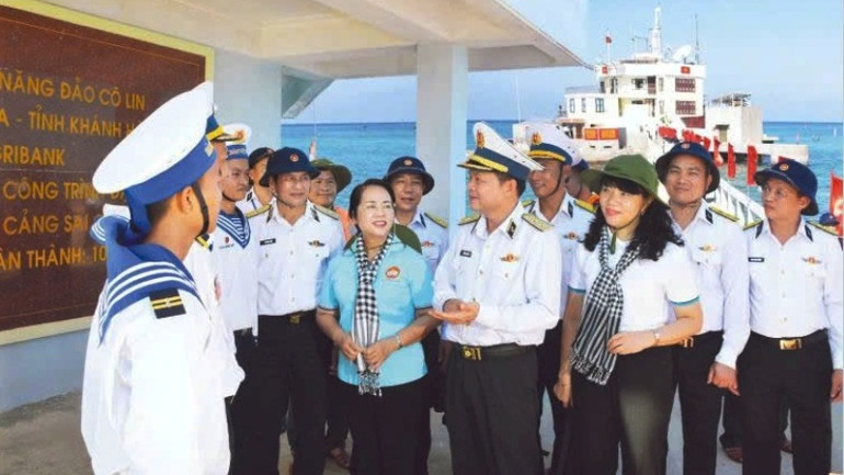 Trường Sa luôn là điểm tựa của niềm tin. Trường Sa luôn là điểm tựa của niềm tin.