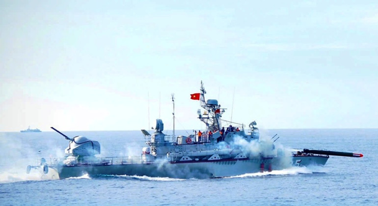 Diễn tập phóng ngư lôi tiêu diệt mục tiêu dưới nước. Diễn tập phóng ngư lôi tiêu diệt mục tiêu dưới nước.