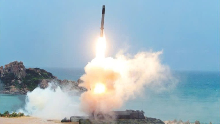 Diễn tập bắn đạn thật tiêu diệt mục tiêu trên biển. Diễn tập bắn đạn thật tiêu diệt mục tiêu trên biển.