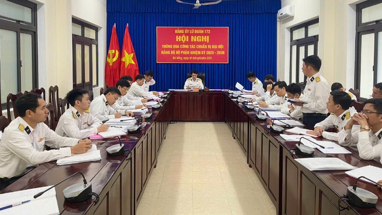 Trung tá Trần Quang Long, Bí thư Đảng ủy, Chính trị viên Hải đội 315 báo cáo công tác chuẩn bị đại hội làm trước.