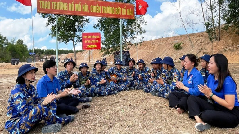 Chiến sỹ trẻ và đoàn viên thanh niên địa phương sinh hoạt tập thể sau giờ huấn luyện trên thao trường.
