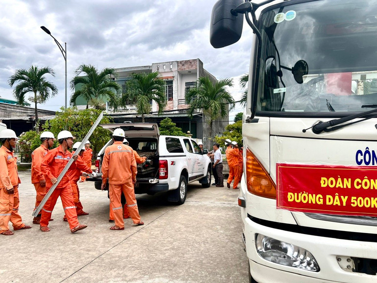 Công nhân Điện lực Phú Yên chuẩn bị vật tư.