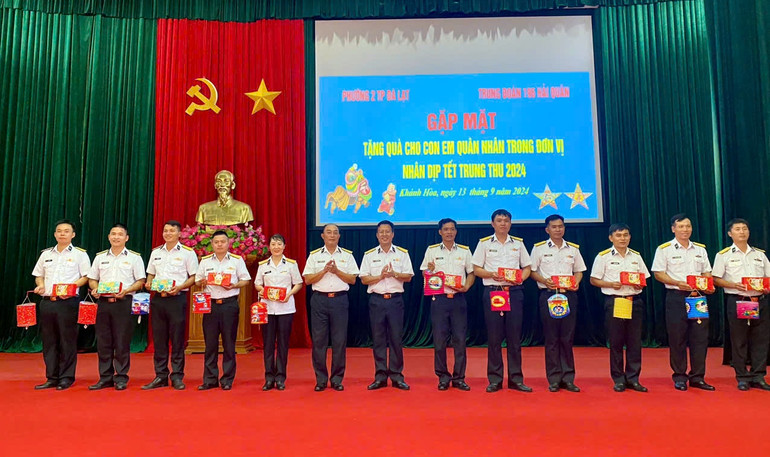 Thủ trưởng Trung đoàn tặng quà cho đại diện các cơ quan, đơn vị.