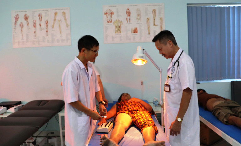 Các bác sĩ Bệnh viện Nội tiết Trung ương phối hợp khám chữa bệnh bằng phương pháp đông y.