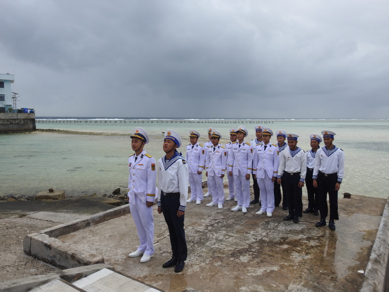 Lễ Chào cờ trên đảo Cô Lin.