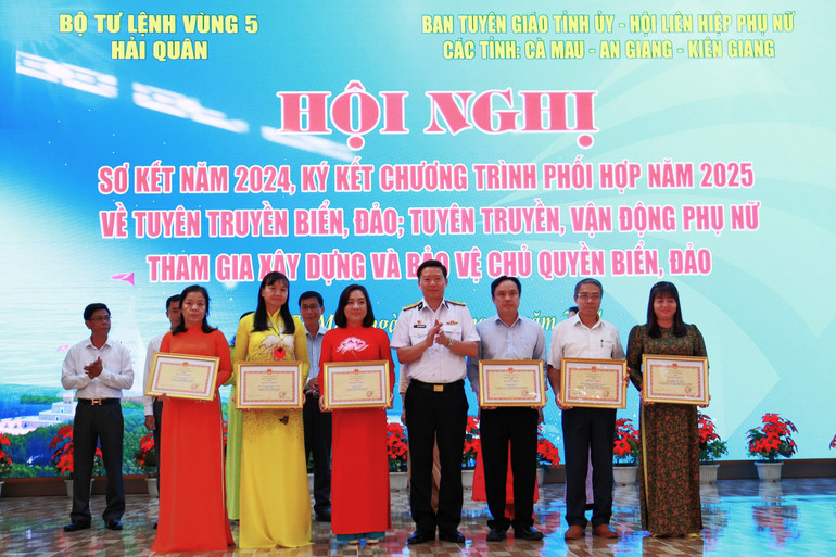 Thừa ủy quyền của Bộ Tư lệnh Quân chủng Hải quân, Đại tá Hoàng Quốc Hoàn trao Bằng khen cho 6 tập thể có thành tích tốt trong công tác phối hợp tuyên truyền biển, đảo.