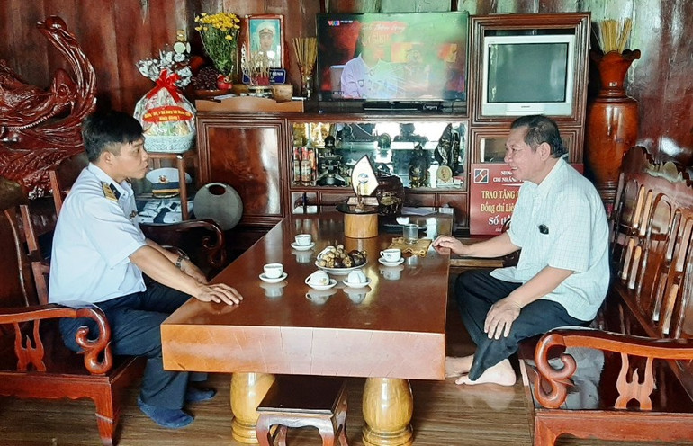 Trung tá Nguyễn Hoàng Nam, Chính trị viên Hải đội 811, Lữ đoàn 125 thăm, tặng quà gia đình Liệt sĩ Trần Quyết Định tại xã Phước Minh, huyện Bù Gia Mập, tỉnh Bình Phước.