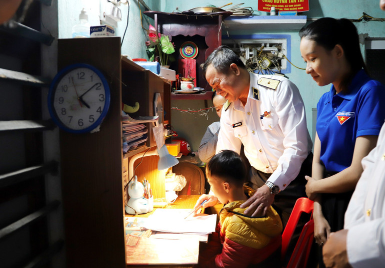 Thăm, tặng quà động viên con ngư dân được nhận đỡ đầu và gia đình ngư dân bị nạn trên biển.