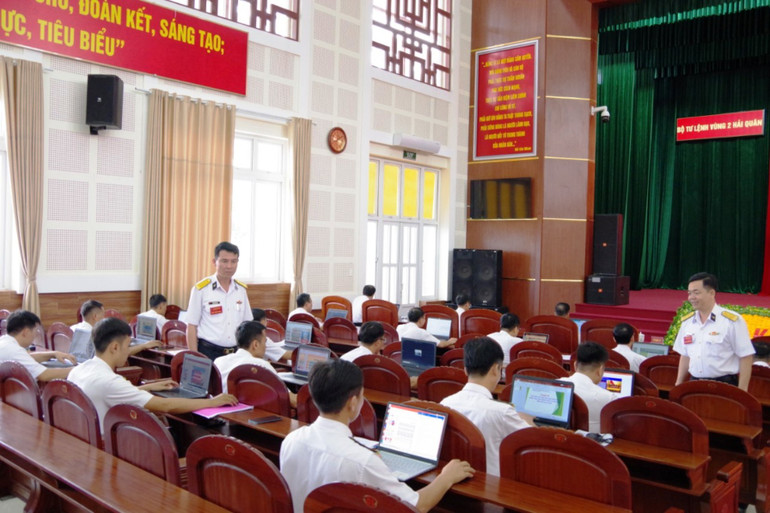 Thí sinh thực hiện phần thi thực hành soạn bài trình chiếu phần mềm Powpoint.