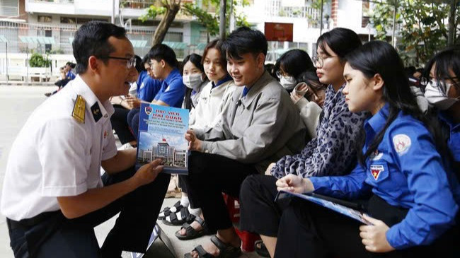 Quang cảnh buổi tuyên truyền tại Trường THPT Hùng Vương,