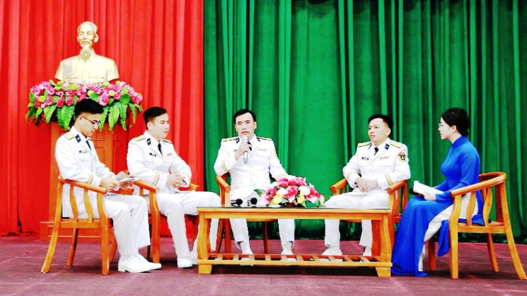 Các đại biểu giao lưu, trao đổi, chia sẻ kinh nghiệm công tác.