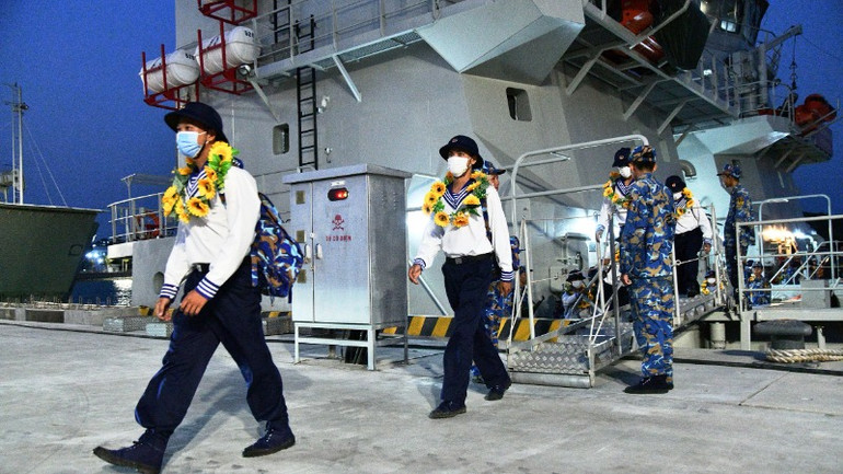 Chiến sĩ mới rời tàu lên đảo.