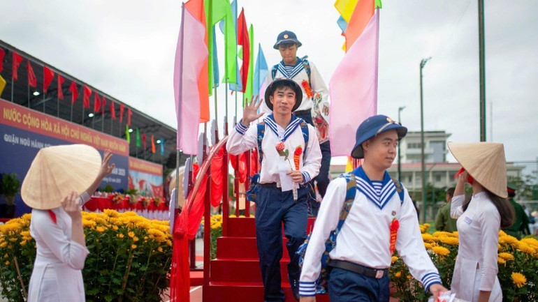 Chiến sĩ mới vẫy tay chào người thân trước khi lên xe về đơn vị.