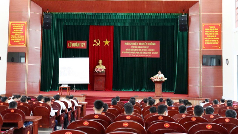 Lữ đoàn 127 Hải quân tổ chức nói chuyện truyền thống và cho bộ đội xem bộ phim tài liệu: Tiến bước dưới quân kỳ.