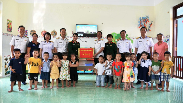 Tặng quà động viên đội ngũ cán bộ, giáo viên mầm non.