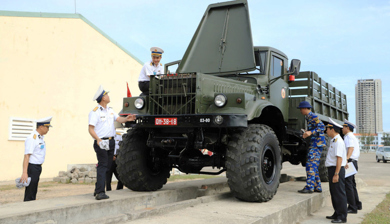 Ban giám khảo chấm thi nội dung bảo quản xe tốt.