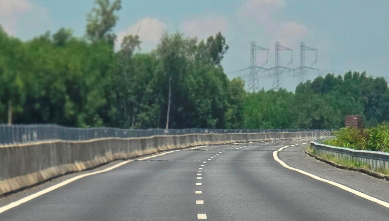 Mặt đường sóng ngang ở Km61+500.