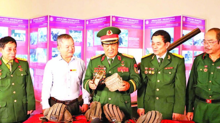 2-Những kỷ vật quý giá được Trung tướng trao tặng Bảo tàng Đắk Lắk.