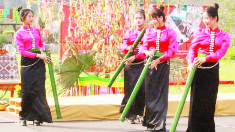 5. Tại Lễ hội Cầu mưa, các điệu múa, xòe và các trò chơi dân gian cũng được tái hiện.