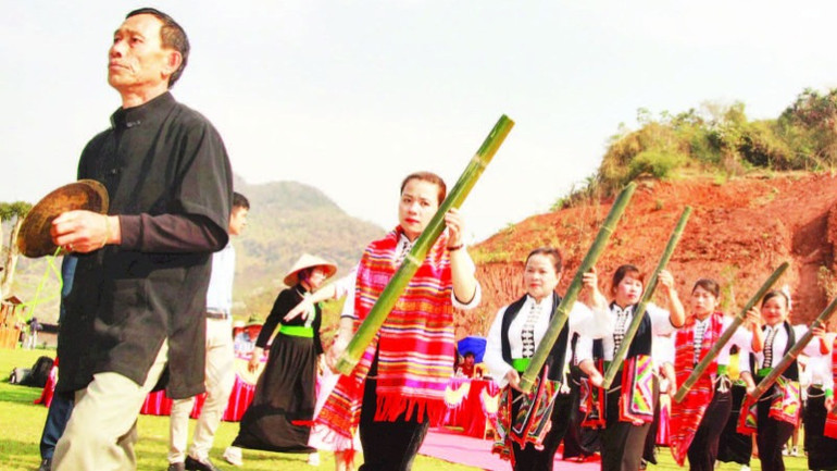 4. Trong phần hội có điệu múa xin nước, xòe và các trò chơi dân gian.