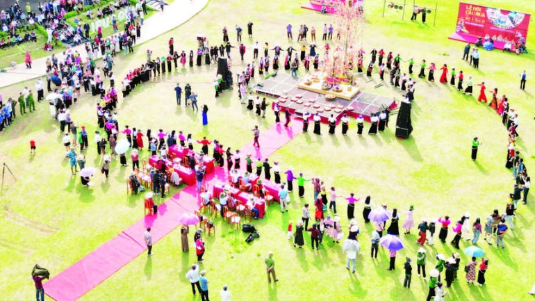 3. Lễ cúng cầu mưa và phần hội diễn ra tại một bãi đất rộng của trung tâm bản Nà Bó.