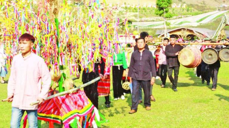 2. Người dân tham gia Lễ hội Cầu mưa đều mặc trang phục truyền thống của dân tộc Thái.