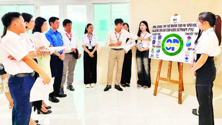 Các nhóm tác giả thuyết trình báo tường về kết quả các sản phẩm nghiên cứu khoa học của sinh viên. (Ảnh KHÁNH HÀ)