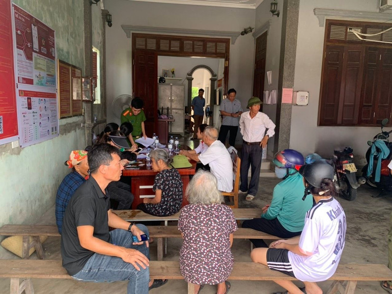 Một buổi tiếp công dân tại nơi làm việc tạm bợ của Công an xã Phù Lưu. (Lộc Hà). Một buổi tiếp công dân tại nơi làm việc tạm bợ của Công an xã Phù Lưu. (Lộc Hà).