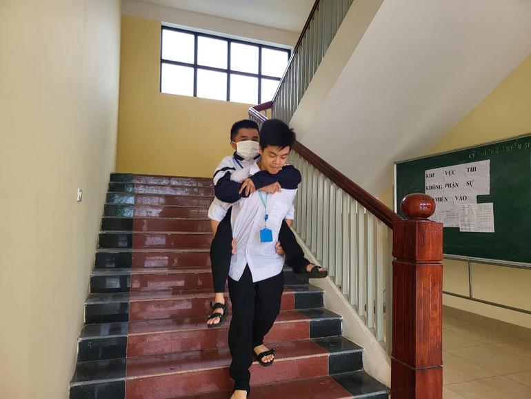 Đầu và cuối giờ đến lớp,các bạn học sinh thay nhau cõng Quang "bàn giao"cho mẹ.