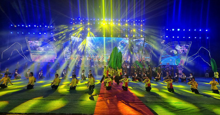 Chương trình nghệ thuật "Tân Kỳ khát vọng vươn lên".