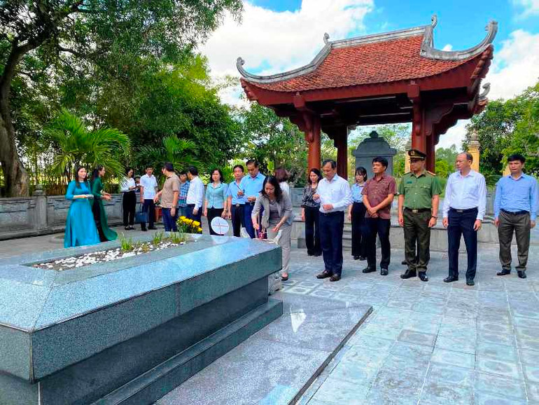 Dịp này, Phó Chủ tịch nước Võ Thị Ánh Xuân đã đến dâng hương, dâng hoa tại Khu lưu niệm Đại thi hào Nguyễn Du (Nghi Xuân).