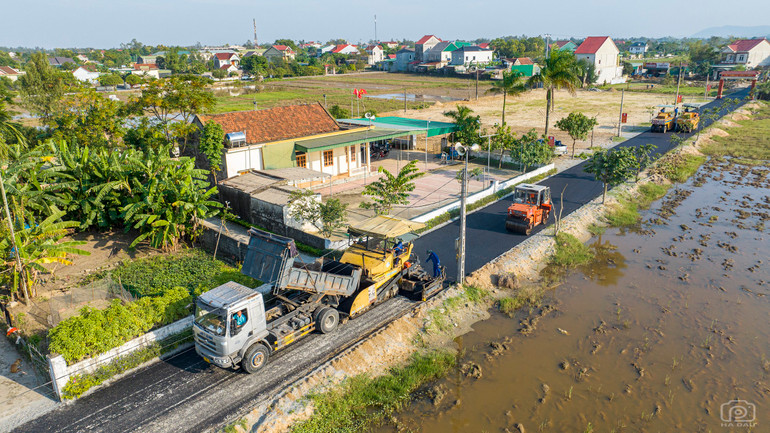 Với phương châm "Nhà nước và nhân dân cùng làm", huyện Nghi Xuân đã thảm nhựa hầu hết các tuyến đường giao thông nông thôn trên địa bàn. Ảnh ĐẬU HÀ