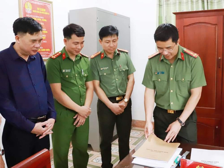 Lãnh đạo Công an Hà Tĩnh thường xuyên chăm lo, động viên lực lượng công an xã trên địa bàn. Lãnh đạo Công an Hà Tĩnh thường xuyên chăm lo, động viên lực lượng công an xã trên địa bàn.