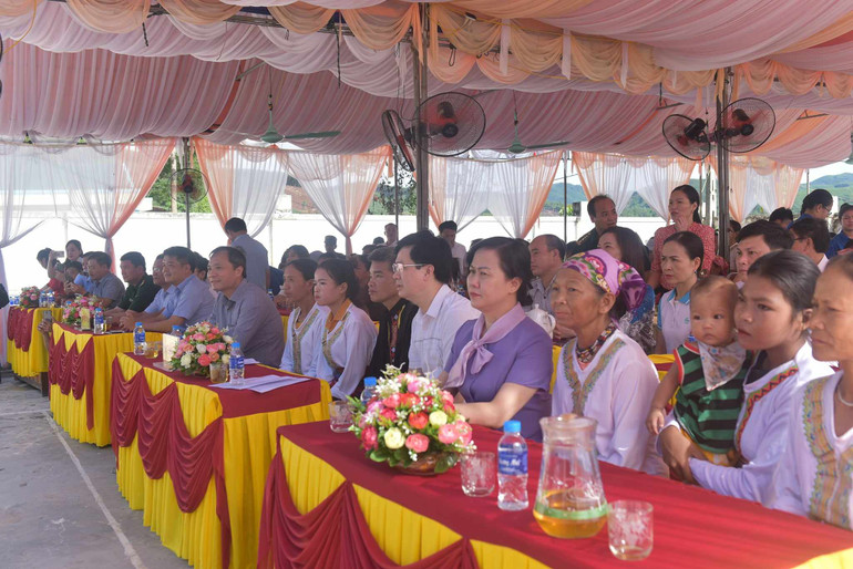 Các đồng chí lãnh đạo tỉnh vui Tết Lấp lỗ với bà con đồng bào dân tộc Chứt.