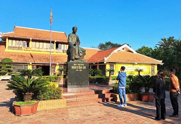 Hậu thế dâng hương Đại thi hào Nguyễn Du. (Ảnh: H.T)