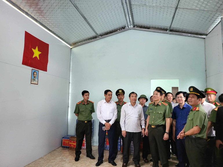 Các đồng chí lãnh đạo Bộ Công an và tỉnh Hà Tĩnh tham quan ngôi nhà mới do Bộ Công an và tỉnh Hà Tĩnh hỗ trợ cho người dân.