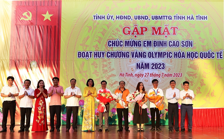 Thời gian qua, tỉnh Hà Tĩnh đã kịp thời ban hành, thực hiện các chính sách khen thưởng, động viên giáo viên và học sinh có thành tích xuất sắc trong giảng dạy và học tập.