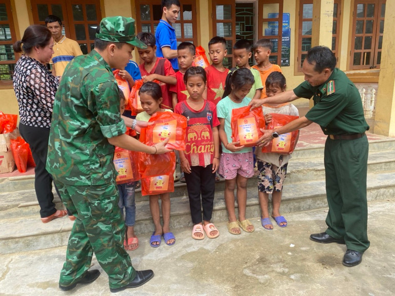 Bộ đội Biên phòng Nghệ An tặng quà cho học sinh người Đan Lai (Con Cuông).