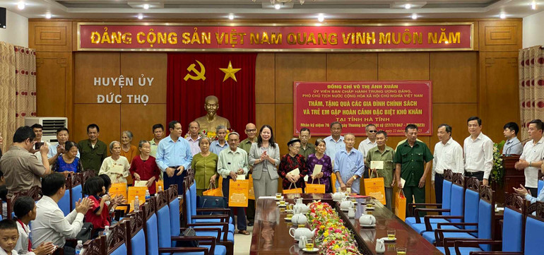 Phó Chủ tịch nước Võ Thị Ánh Xuân tặng quà cho các gia đình chính sách ở huyện Đức Thọ.