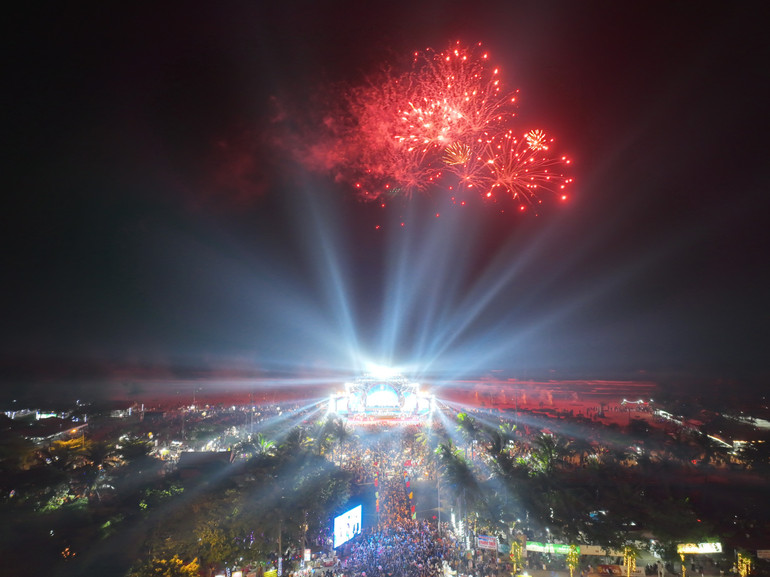 Đông đảo du khách trong và ngoài tỉnh mãn nhãn với lễ khai hội du lịch biển Hà Tĩnh năm 2023.