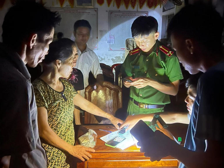 Công an Hà Tĩnh làm việc xuyên đêm giúp người dân có "tấm vé" bước vào kỷ nguyên số.