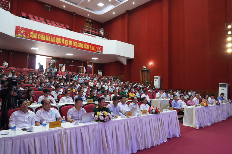 Các đại biểu Đoàn đại biểu Quốc hội tỉnh Hà Tĩnh cùng đại diện lãnh đạo tỉnh Hà Tĩnh dự hội nghị tiếp xúc cử tri tại huyện Nghi Xuân.