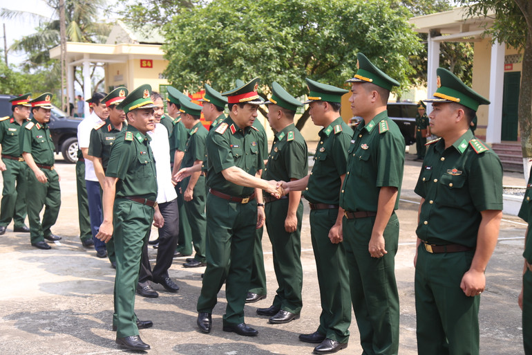 Bộ trưởng Quốc phòng Phan Văn Giang thăm và làm việc tại Đồn Biên phòng Cửa Sót, Hà Tĩnh. (Ảnh Văn Đức)