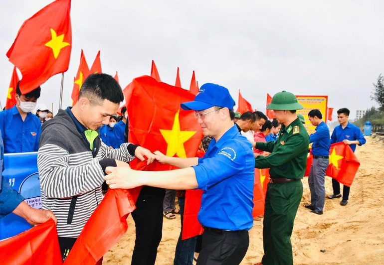 Tỉnh đoàn Hà Tĩnh phối hợp các đơn vị liên quan trao tặng cờ Tổ quốc cho ngư dân trên địa bàn.