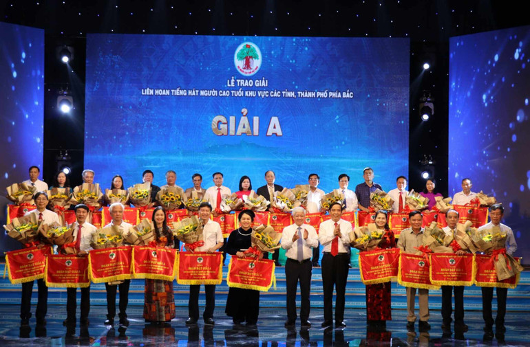 Đồng chí Đỗ Văn Chiến trao giải cho các đội dự Liên hoan tiếng hát người cao tuổi các tỉnh, thành phố phía bắc năm 2023. Đồng chí Đỗ Văn Chiến trao giải cho các đội dự Liên hoan tiếng hát người cao tuổi các tỉnh, thành phố phía bắc năm 2023.