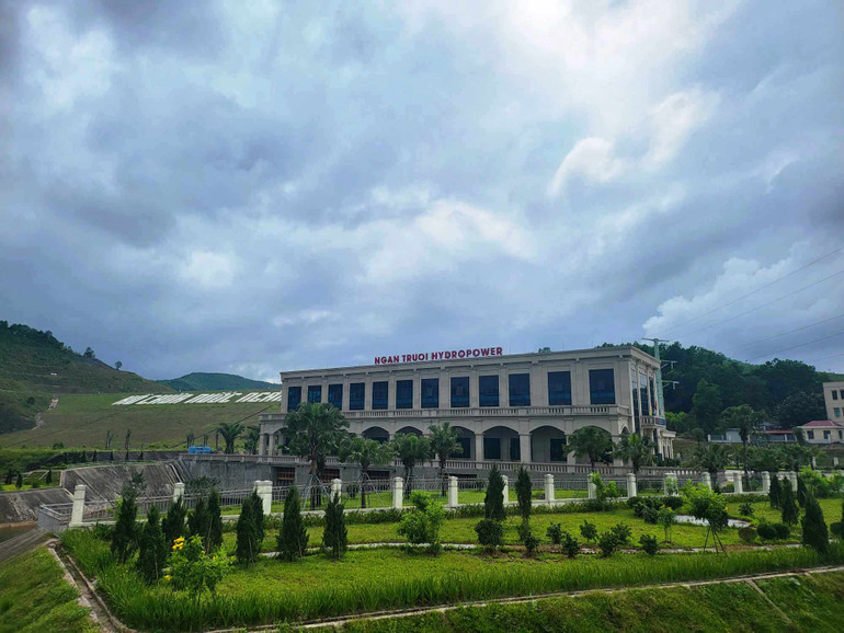 Theo số liệu từ cơ quan chuyên môn, từ đầu năm 2022 đến nay, nhà máy thủy điện Ngàn Trươi phát lên điện lưới hơn 65 triệu kWh. Theo số liệu từ cơ quan chuyên môn, từ đầu năm 2022 đến nay, nhà máy thủy điện Ngàn Trươi phát lên điện lưới hơn 65 triệu kWh.