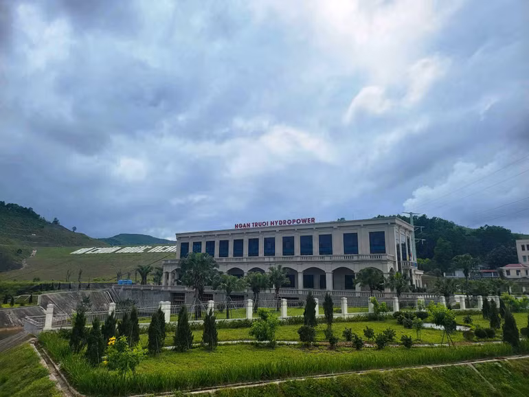 Theo số liệu từ cơ quan chuyên môn, từ đầu năm 2022 đến nay, nhà máy thủy điện Ngàn Trươi phát lên điện lưới hơn 65 triệu kWh.