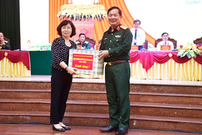 Ban Tổ chức Hội thảo tặng quà lưu niệm cho gia đình Đại tướng Chu Huy Mân. Ban Tổ chức Hội thảo tặng quà lưu niệm cho gia đình Đại tướng Chu Huy Mân.