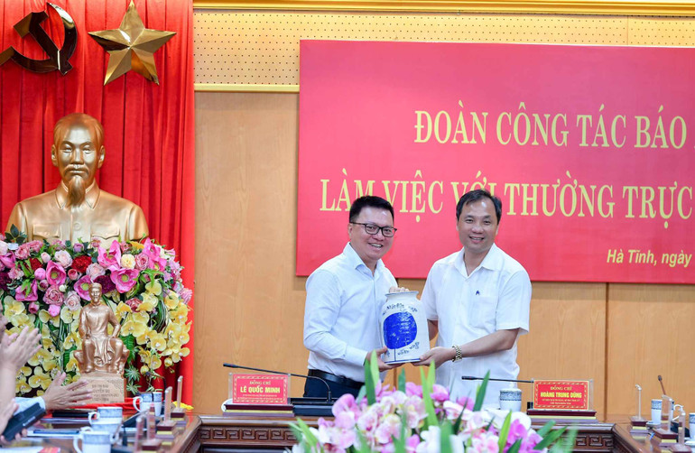 Đồng chí Hoàng Trung Dũng và đồng chí Lê Quốc Minh trao quà lưu niệm của hai đơn vị.